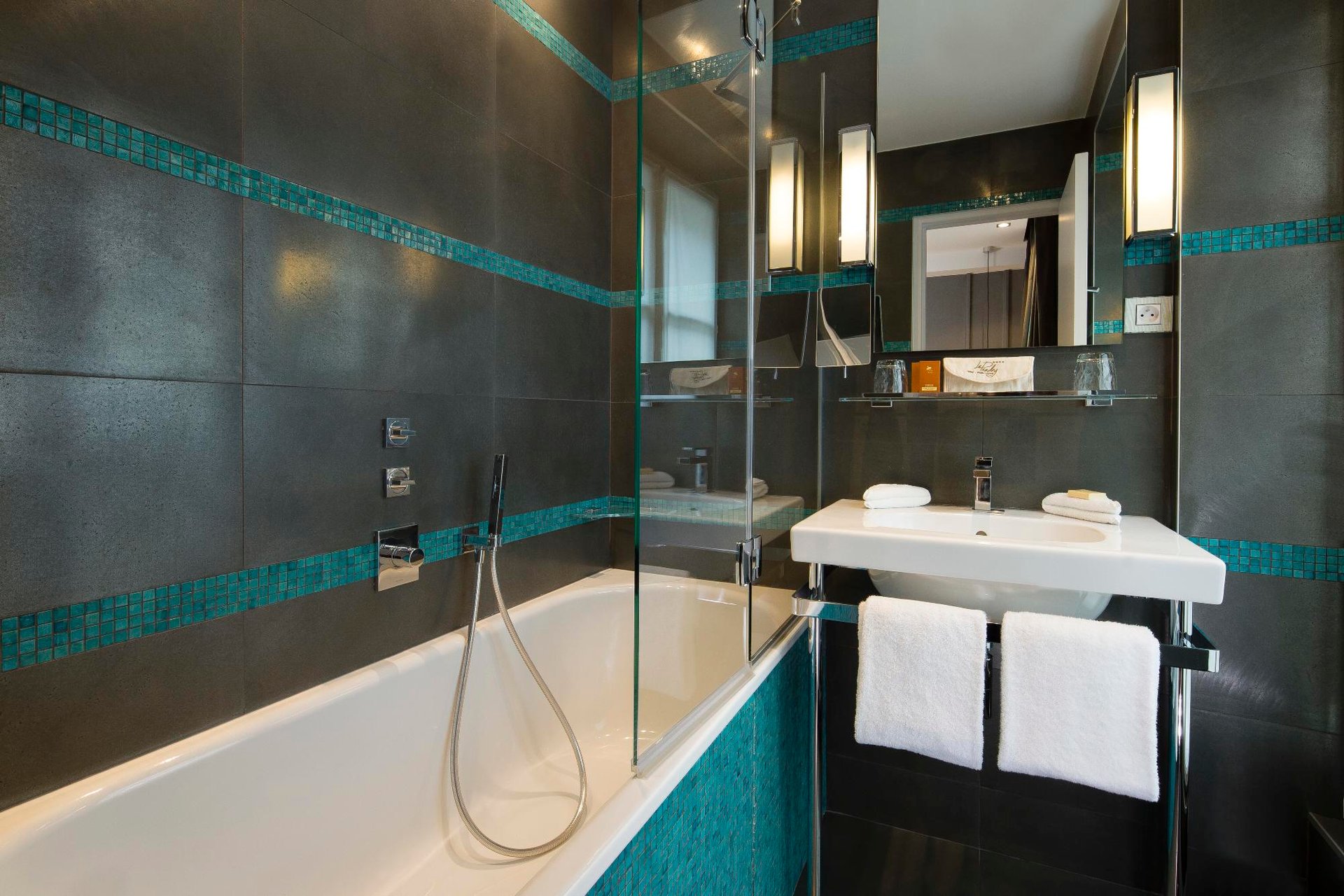 Hotel Le Pradey Parisian Junior Suite Bathroom